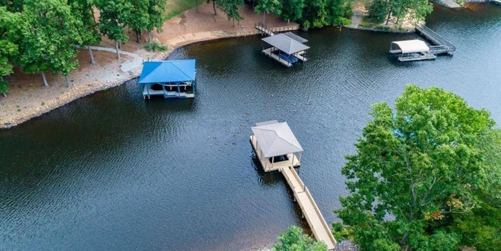 Southern Exposure - Charming Lake Front Home - Private Dock, Screened in Porch, Hot Tub