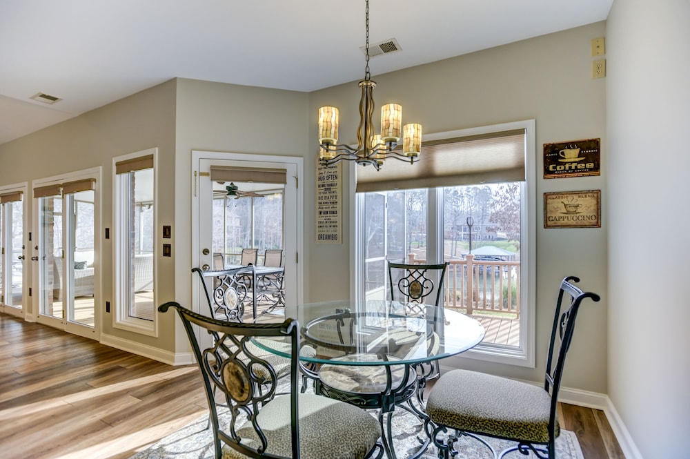 Southern Exposure - Charming Lake Front Home - Private Dock, Screened in Porch, Hot Tub