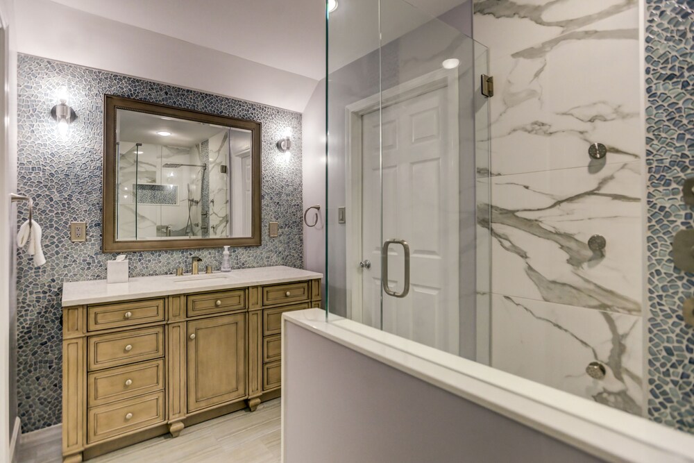 Southern Exposure - Charming Lake Front Home - Private Dock, Screened in Porch, Hot Tub