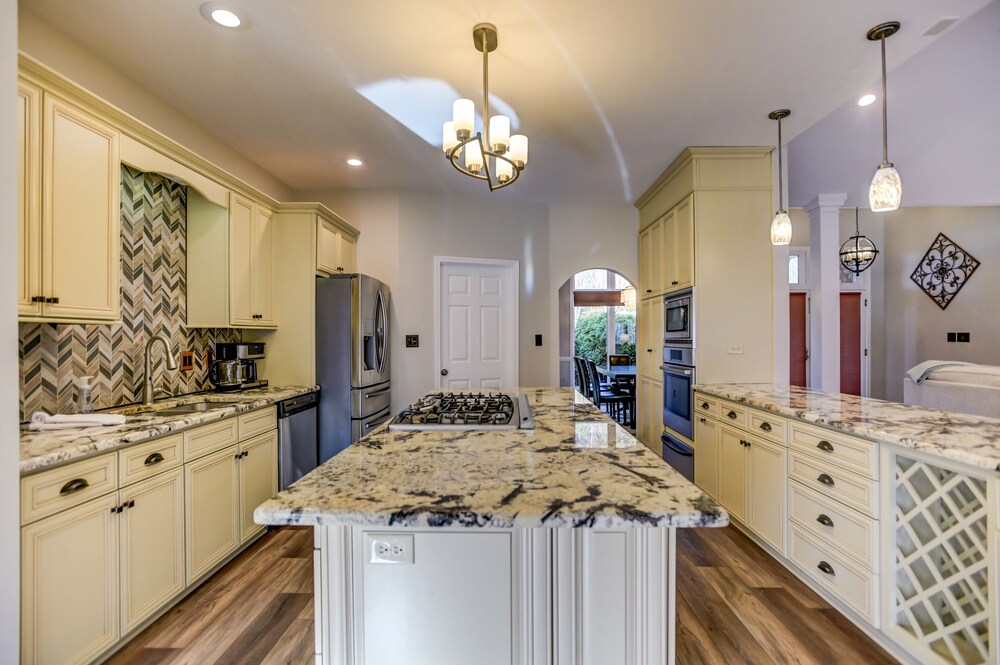 Southern Exposure - Charming Lake Front Home - Private Dock, Screened in Porch, Hot Tub