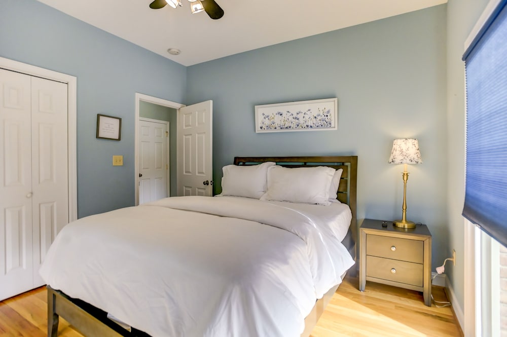 Southern Exposure - Charming Lake Front Home - Private Dock, Screened in Porch, Hot Tub