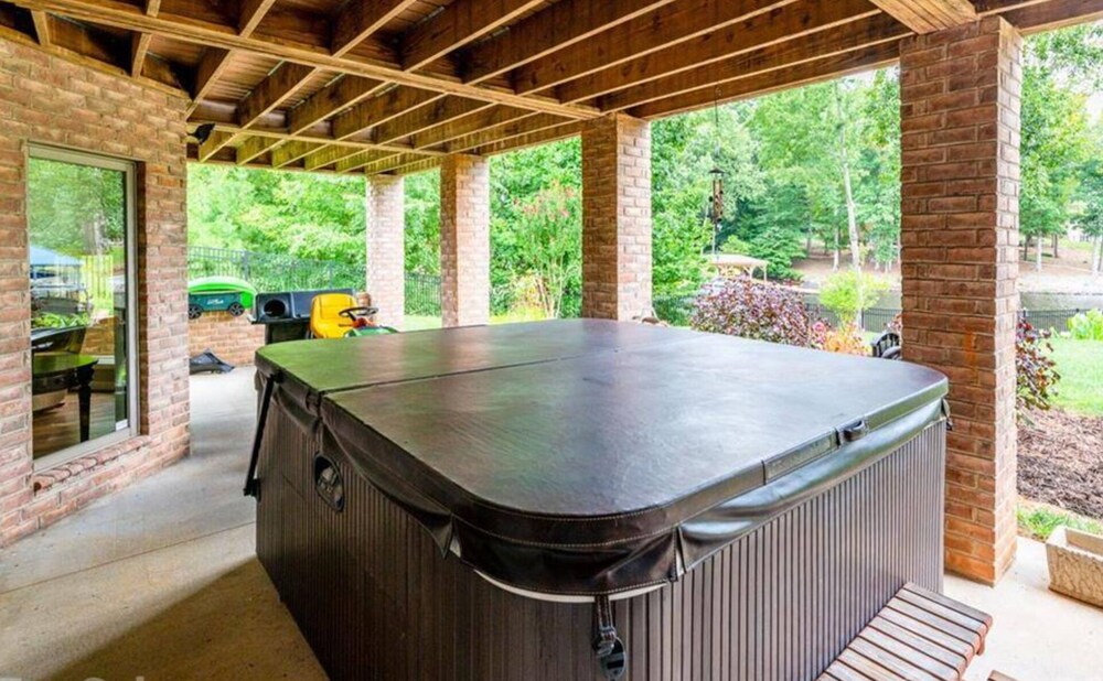 Southern Exposure - Charming Lake Front Home - Private Dock, Screened in Porch, Hot Tub