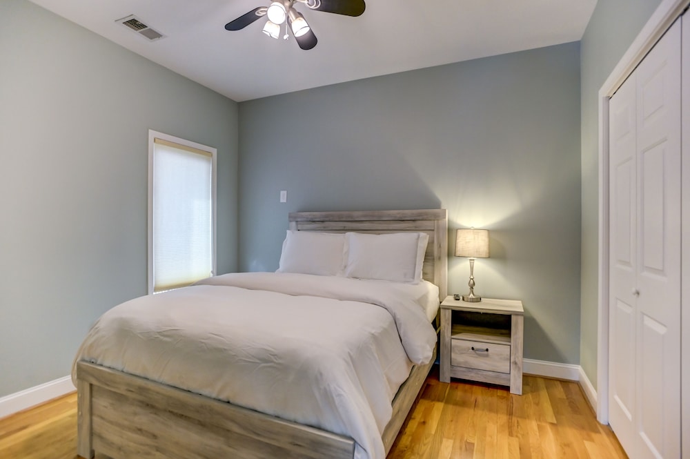 Southern Exposure - Charming Lake Front Home - Private Dock, Screened in Porch, Hot Tub