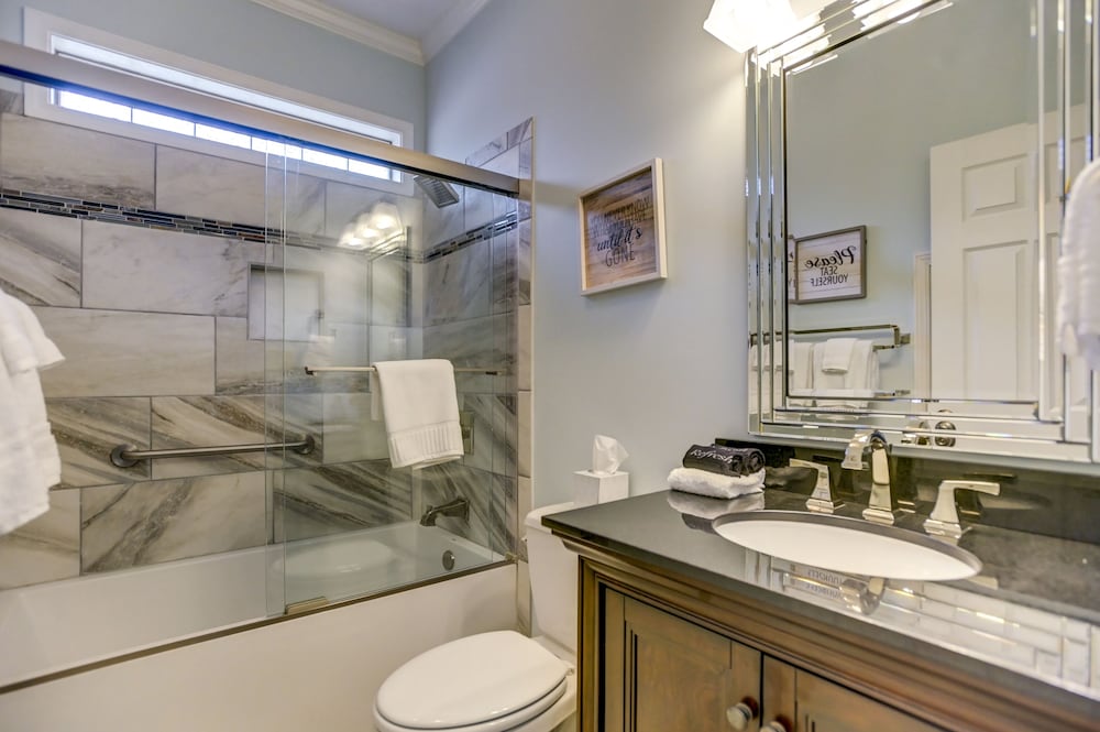 Southern Exposure - Charming Lake Front Home - Private Dock, Screened in Porch, Hot Tub