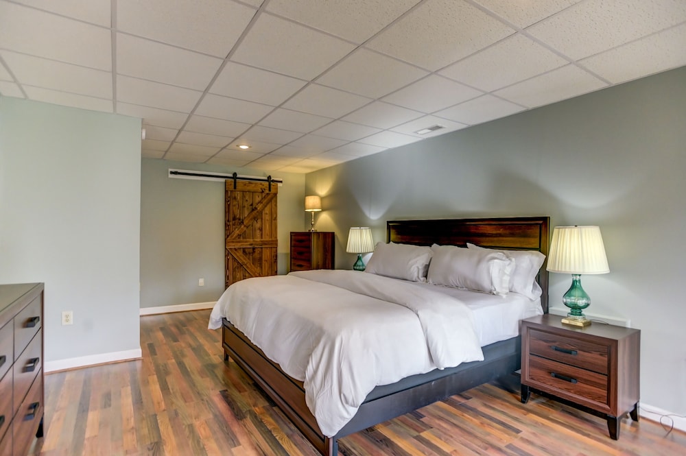 Southern Exposure - Charming Lake Front Home - Private Dock, Screened in Porch, Hot Tub