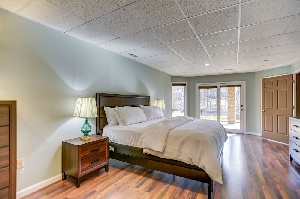 Southern Exposure - Charming Lake Front Home - Private Dock, Screened in Porch, Hot Tub