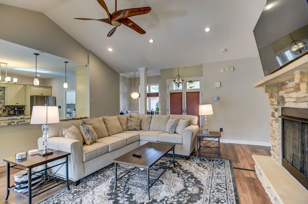 Southern Exposure - Charming Lake Front Home - Private Dock, Screened in Porch, Hot Tub