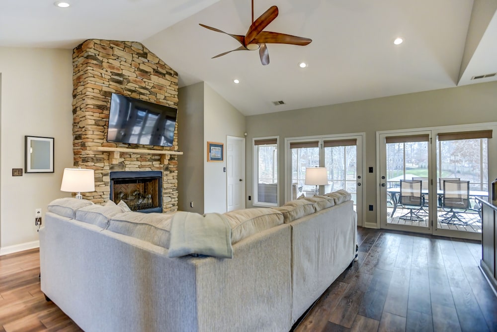 Southern Exposure - Charming Lake Front Home - Private Dock, Screened in Porch, Hot Tub