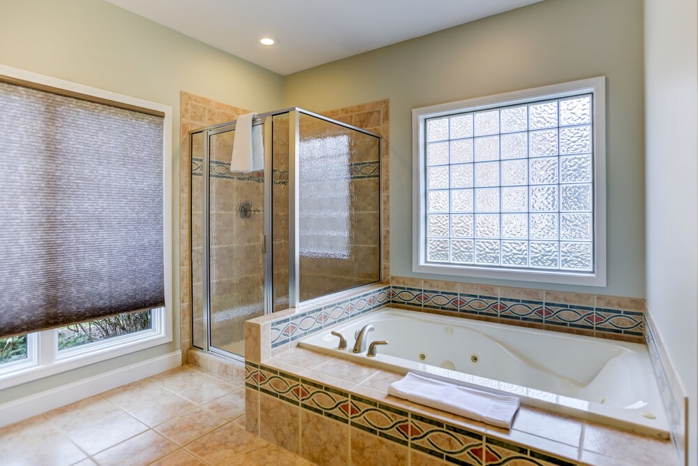 Southern Exposure - Charming Lake Front Home - Private Dock, Screened in Porch, Hot Tub