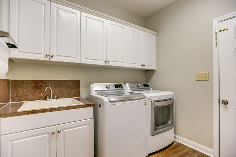 Southern Exposure - Charming Lake Front Home - Private Dock, Screened in Porch, Hot Tub