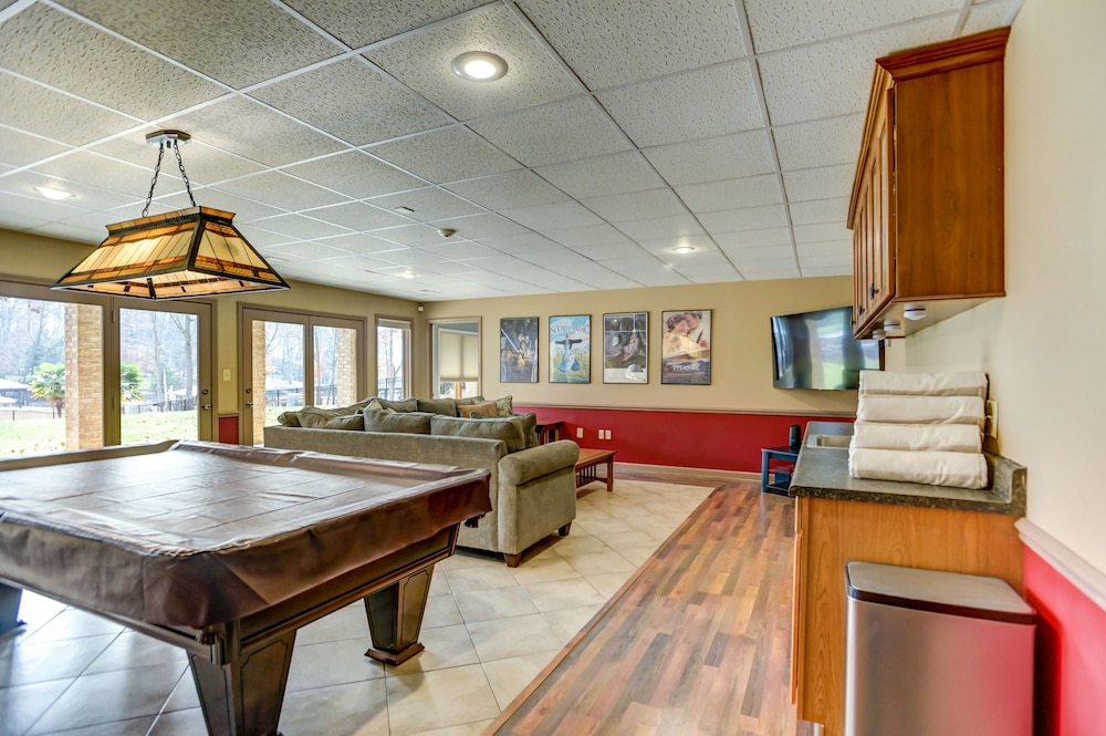 Southern Exposure - Charming Lake Front Home - Private Dock, Screened in Porch, Hot Tub