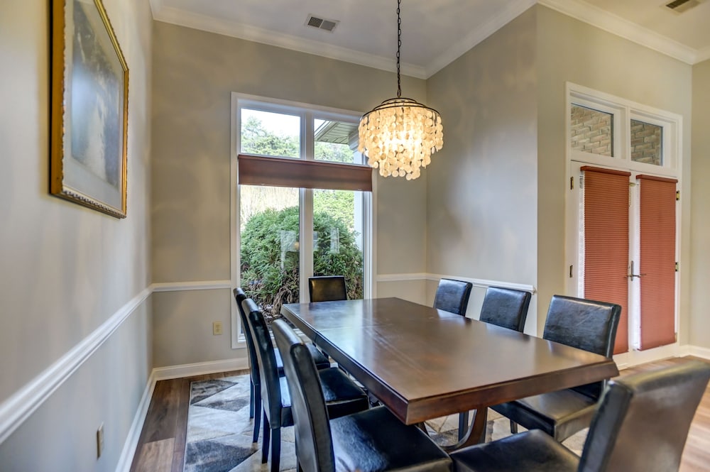 Southern Exposure - Charming Lake Front Home - Private Dock, Screened in Porch, Hot Tub