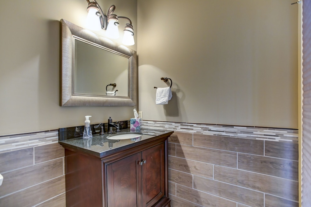 Southern Exposure - Charming Lake Front Home - Private Dock, Screened in Porch, Hot Tub