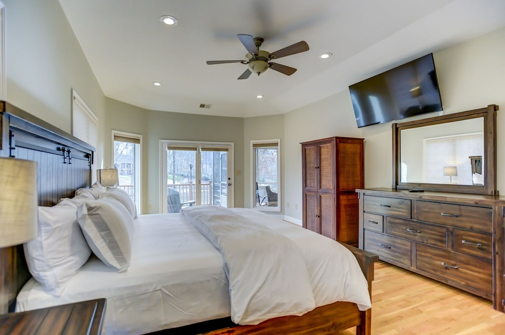 Southern Exposure - Charming Lake Front Home - Private Dock, Screened in Porch, Hot Tub