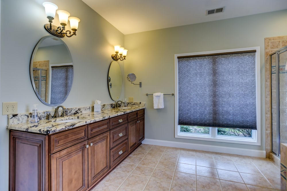 Southern Exposure - Charming Lake Front Home - Private Dock, Screened in Porch, Hot Tub