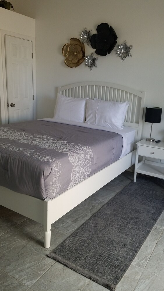 Silver City Apartments 8 minutes from downtown, casinos and games.