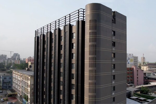christal hotel douala