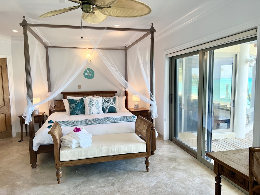 OCEANFRONT, with spectacular infinity pool on Tar Bay. An Exuma