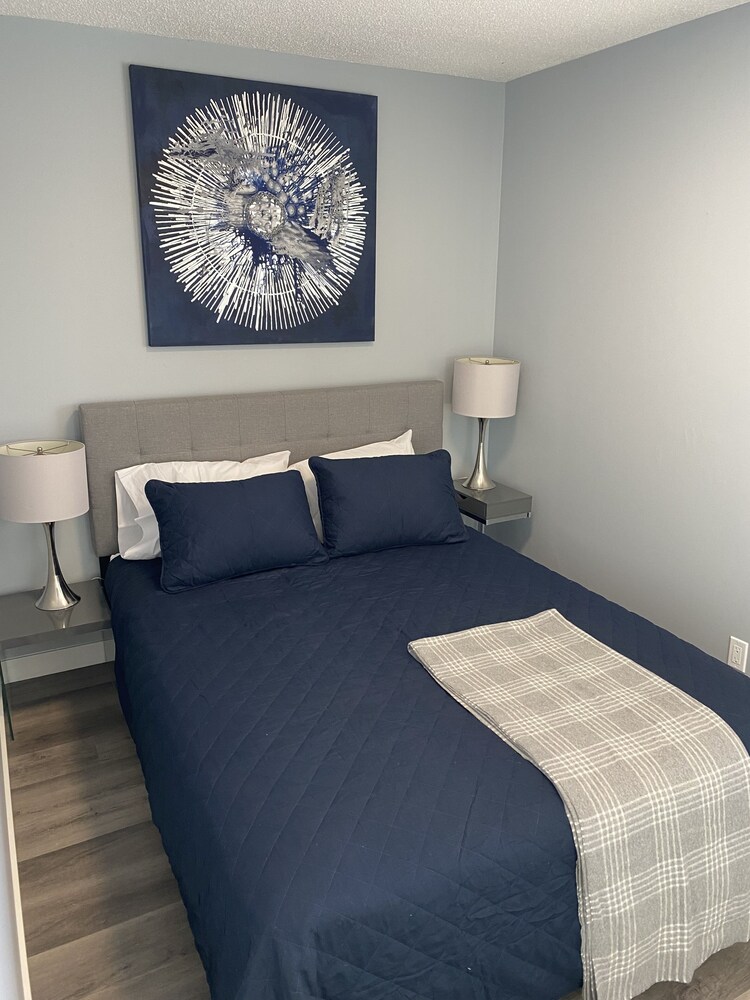 Cheerful 3bedroom townhouse with free parking. Lethbridge Vrbo