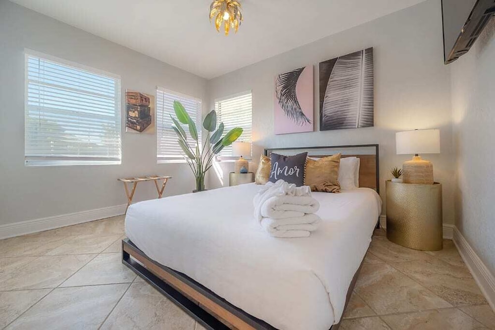 "Que Cool" - 2BR Cigar City Style Home