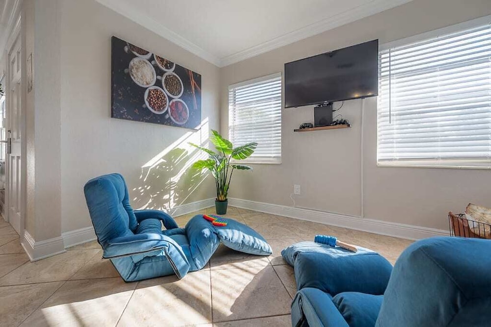 "Que Cool" - 2BR Cigar City Style Home