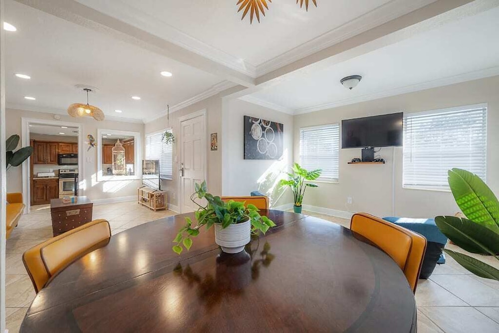 "Que Cool" - 2BR Cigar City Style Home