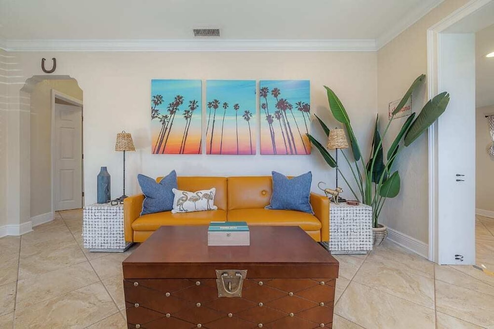 "Que Cool" - 2BR Cigar City Style Home