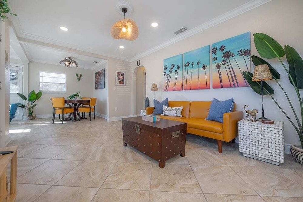 "Que Cool" - 2BR Cigar City Style Home