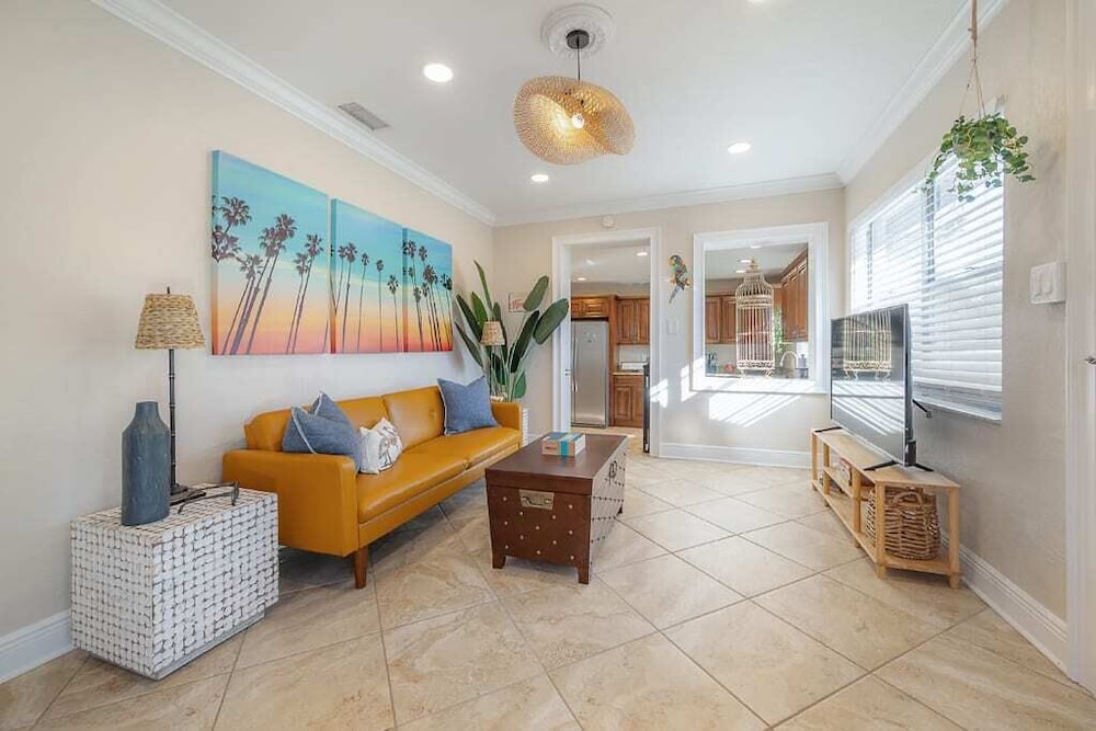 "Que Cool" - 2BR Cigar City Style Home