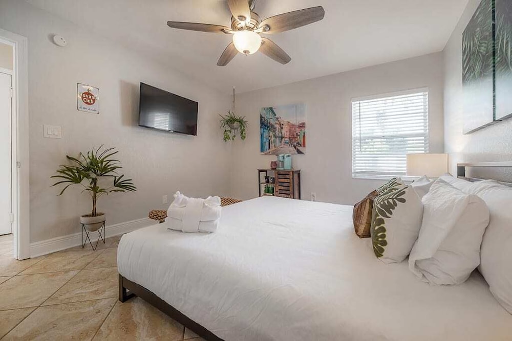 "Que Cool" - 2BR Cigar City Style Home