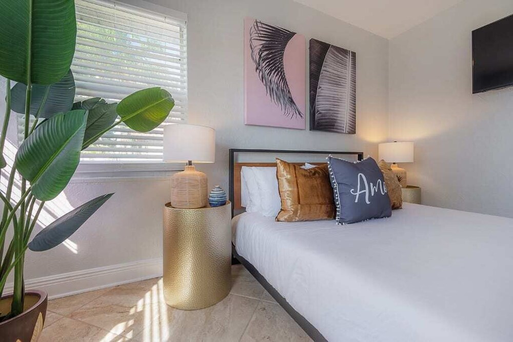 "Que Cool" - 2BR Cigar City Style Home