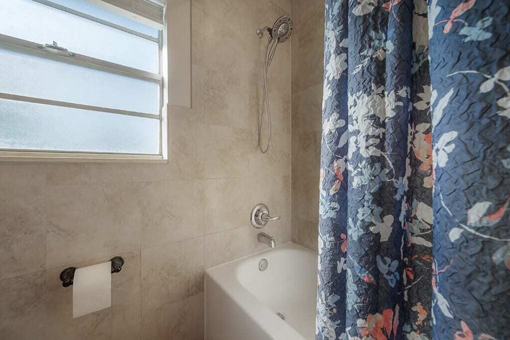 "Que Cool" - 2BR Cigar City Style Home