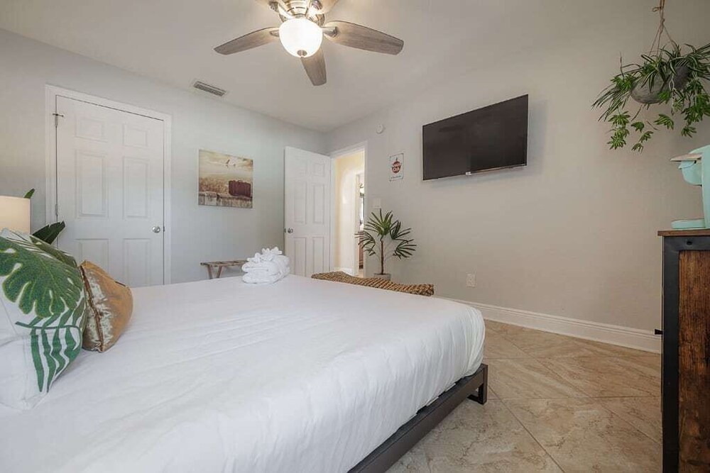 "Que Cool" - 2BR Cigar City Style Home