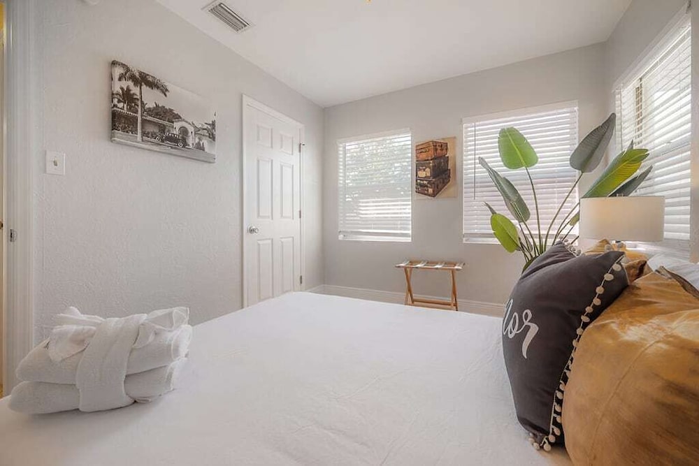 "Que Cool" - 2BR Cigar City Style Home