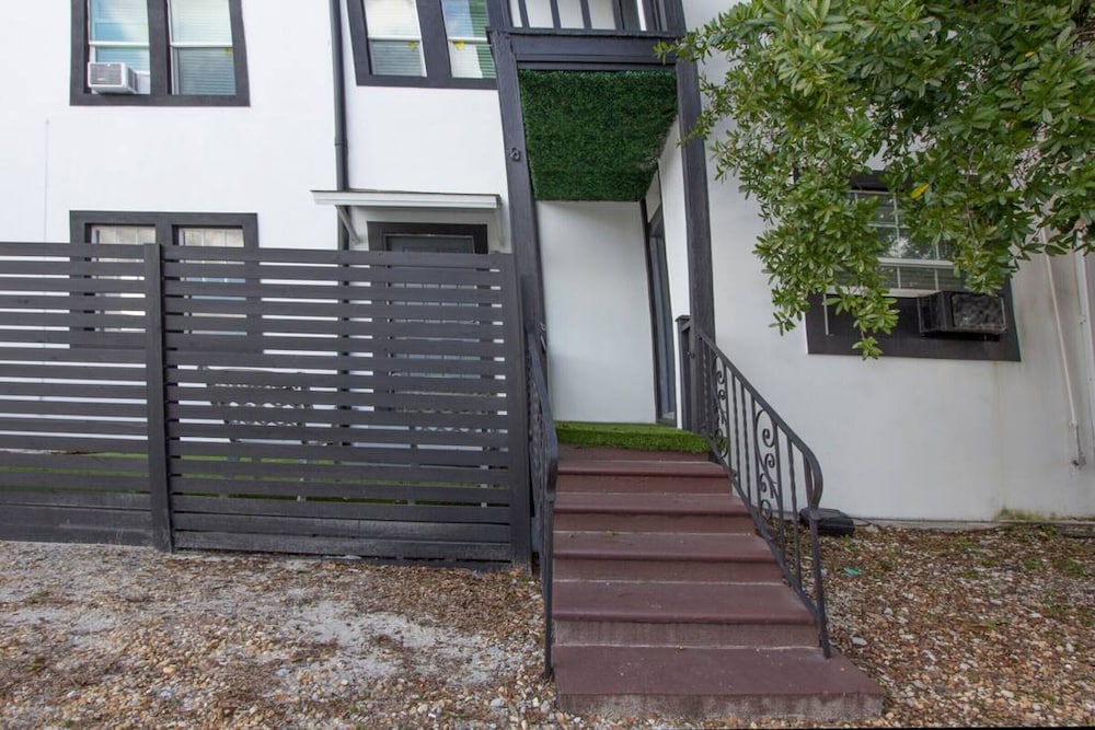 WNA 4 · Modern Bayshore Apt