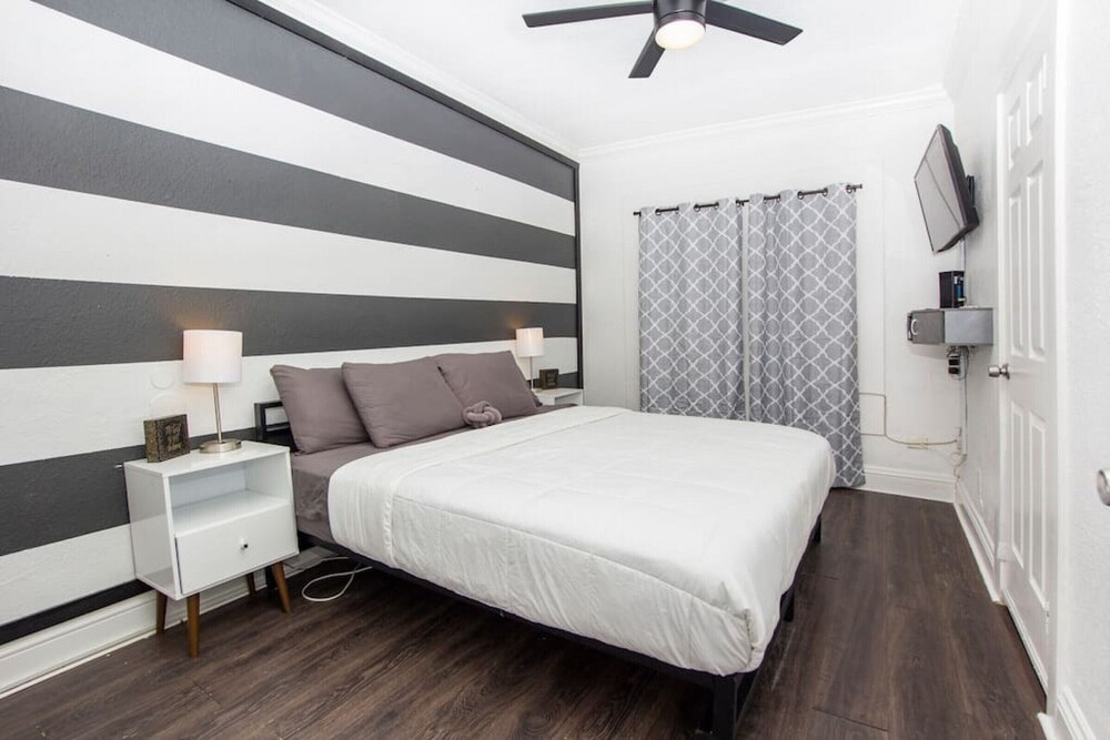 WNA 4 · Modern Bayshore Apt