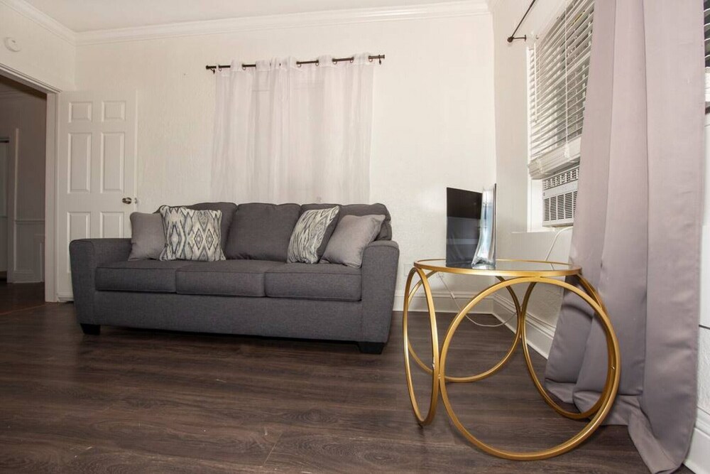 WNA 4 · Modern Bayshore Apt