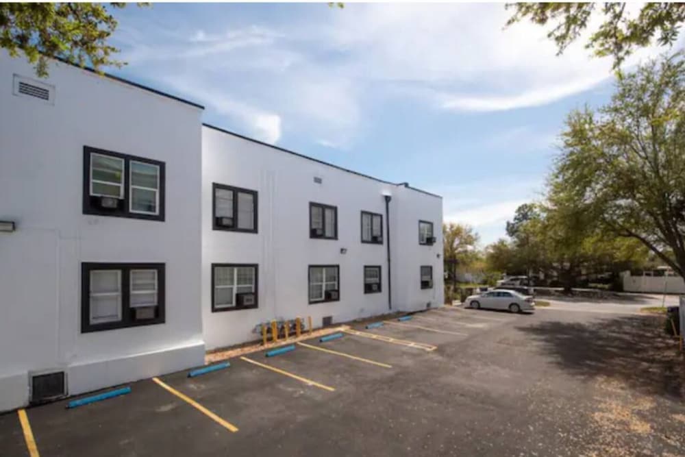 WNA 4 · Modern Bayshore Apt