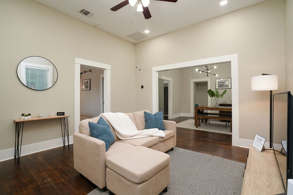 Amazing Fully Fenced Home Only 1.7 mi to Downtown