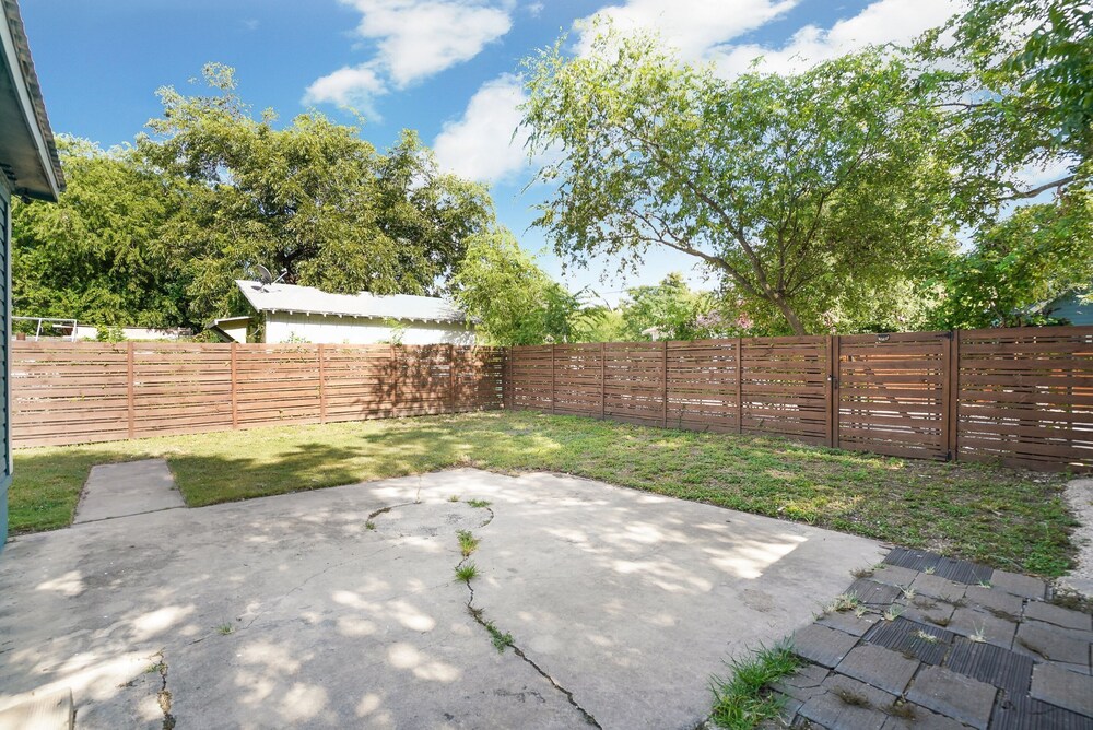 Amazing Fully Fenced Home Only 1.7 mi to Downtown