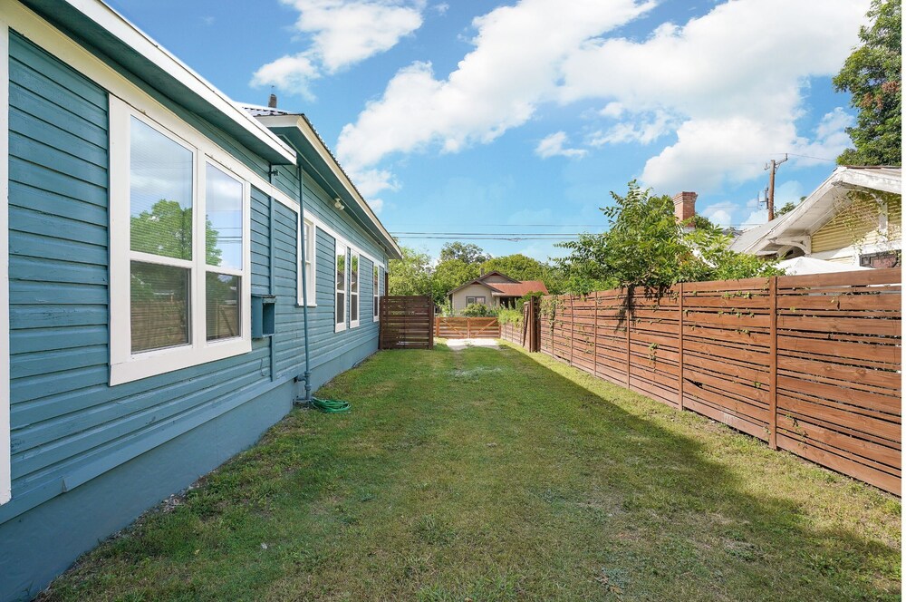 Amazing Fully Fenced Home Only 1.7 mi to Downtown