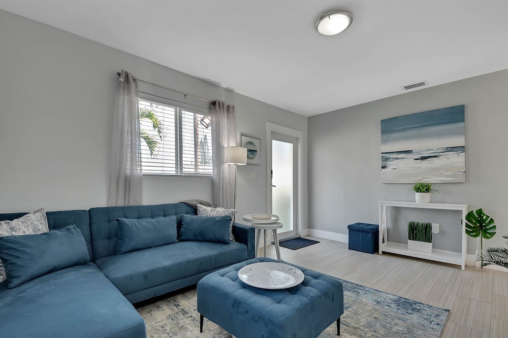 Design District! 2 Bd/1 Bth w/Gated Parking 4402