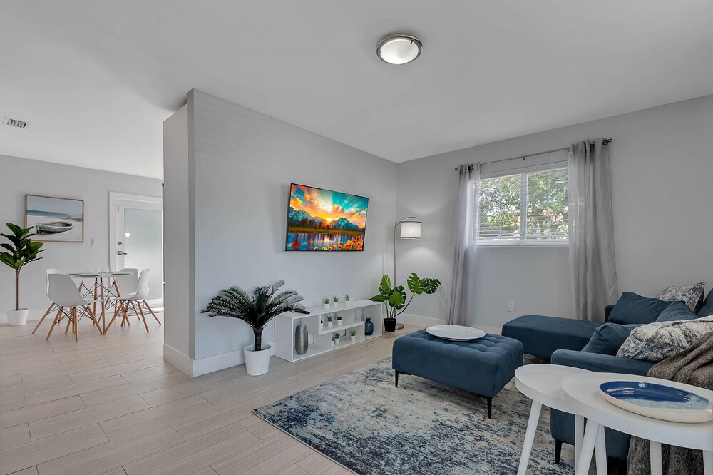 Design District! 2 Bd/1 Bth w/Gated Parking 4402