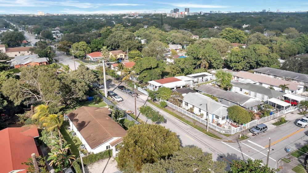 Design District! 2 Bd/1 Bth w/Gated Parking 4402