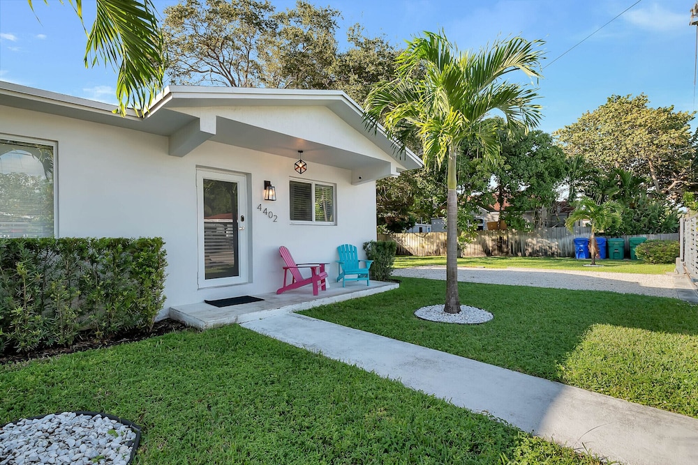 Design District! 2 Bd/1 Bth w/Gated Parking 4402