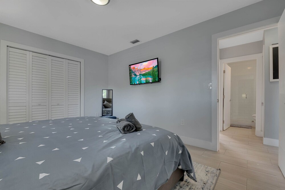 Design District! 2 Bd/1 Bth w/Gated Parking 4402