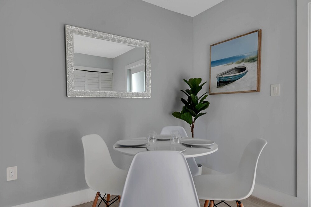 Design District! 2 Bd/1 Bth w/Gated Parking 4402