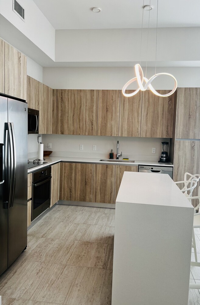 BRAND NEW TOP FLOOR IN THE HEART OF MIAMI / SUPER CLOSE TO BEST AREAS