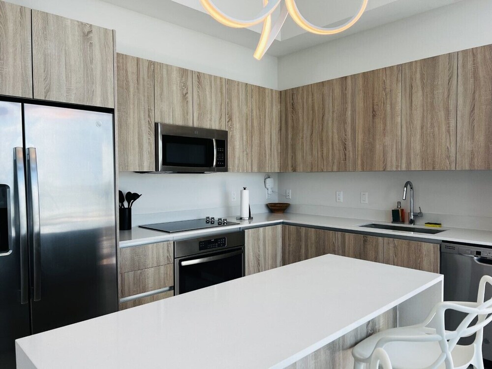 BRAND NEW TOP FLOOR IN THE HEART OF MIAMI / SUPER CLOSE TO BEST AREAS