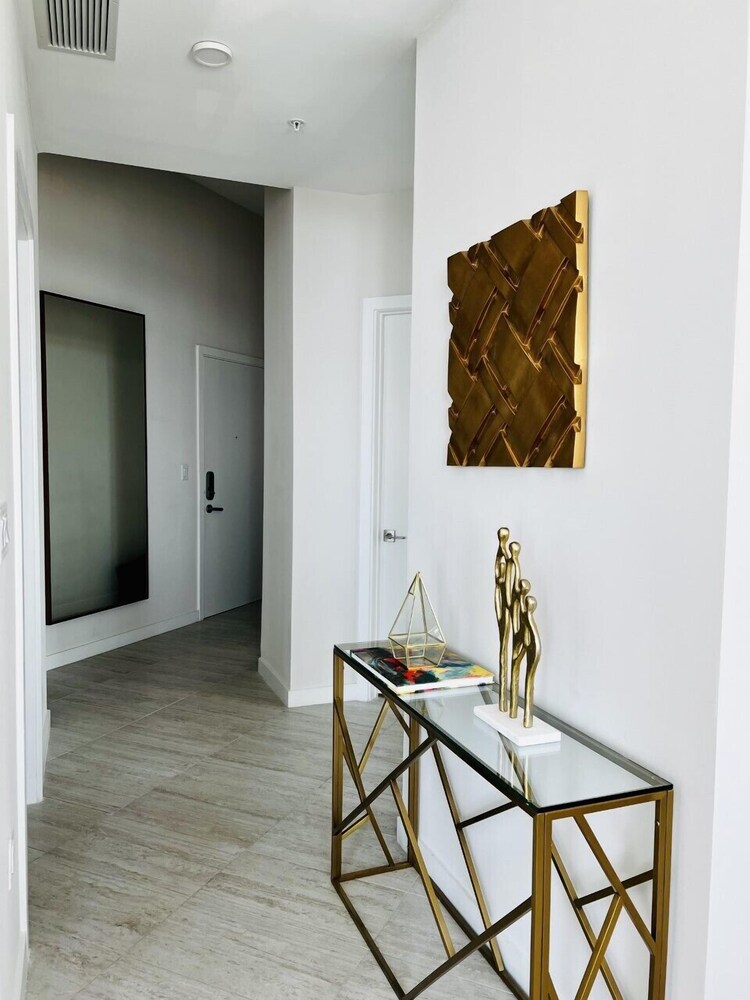 BRAND NEW TOP FLOOR IN THE HEART OF MIAMI / SUPER CLOSE TO BEST AREAS